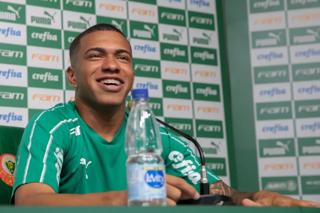Lucas Esteves do Palmeiras promovido para o elenco profissional durante coletiva de imprensa depois do treino da equipe no CT Academia de Futebol Foto: Marcello Zambrana/AGIF