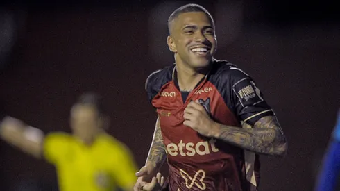 Lucas Esteves jogador do Vitoria comemora seu gol durante partida contra o Treze no estadio Barradao pelo campeonato Copa Do Nordeste 2024.