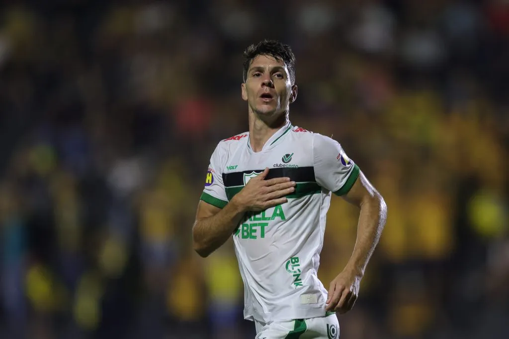 Alê comemorando gol durante partida contra o Novorizontino na Série B 2024. Foto: Pedro Zacchi/AGIF