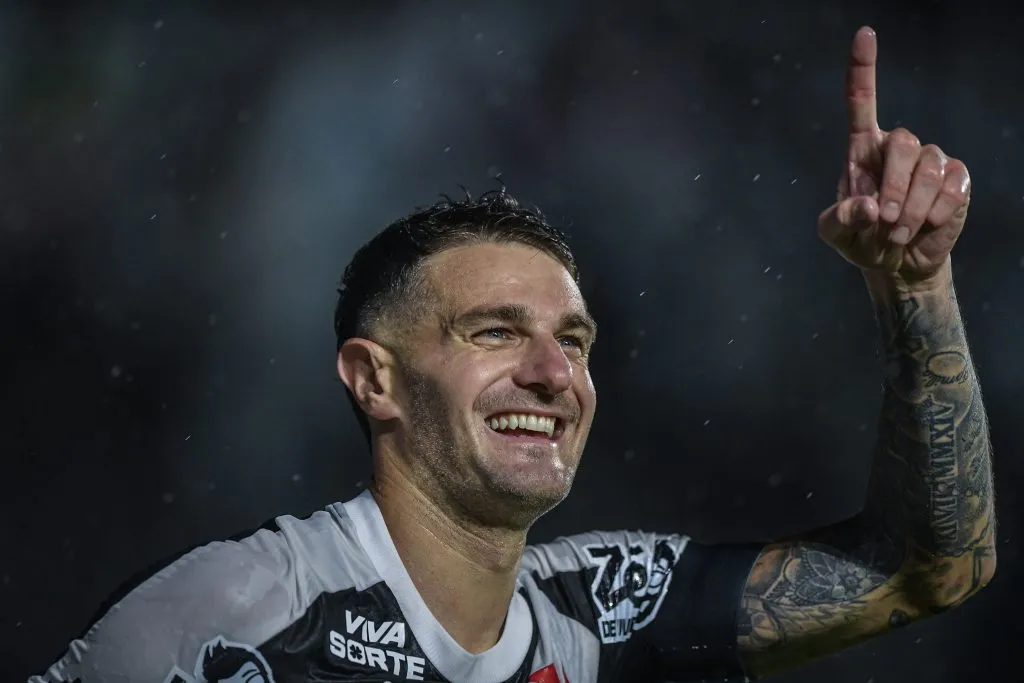 Vegetti comemorando gol durante partida contra o Atlético-MG pela Copa do Brasil 2024. Foto: Thiago Ribeiro/AGIF