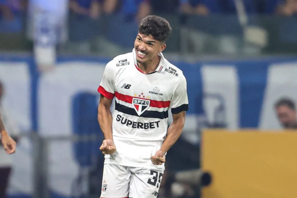 William Gomes comemorando gol durante partida contra o Cruzeiro no Campeonato Brasileiro A 2024. Foto: Gilson Lobo/AGIF