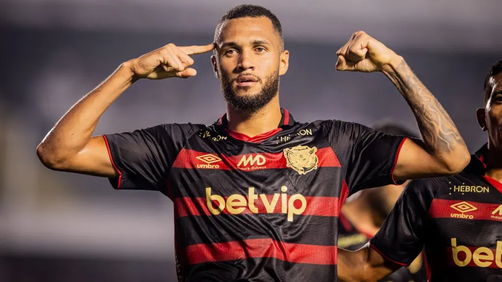 Gustavo Coutinho comemorando pelo Sport em partida da Série B 2024 – Foto: Abner Dourado/AGIF