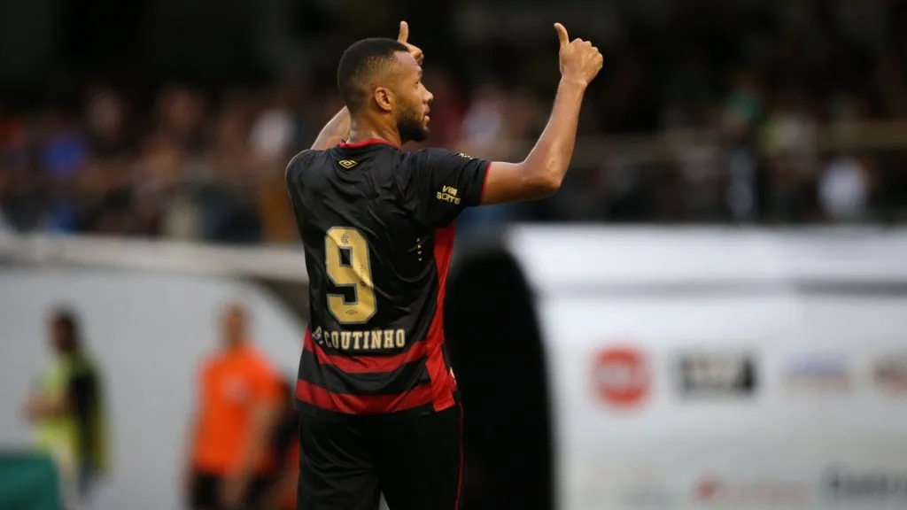Coutinho durante a partida contra o Central pelo Campeonato Pernambucano – Foto: Marlon Costa/AGIF
