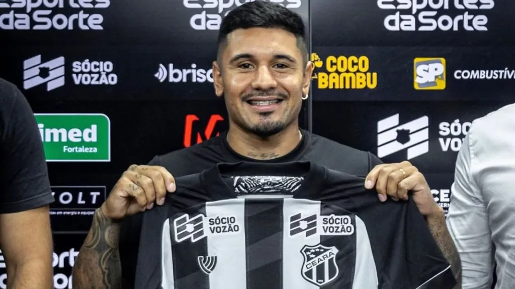 Antonio Galeno posando para a foto com a camisa alvinegra – Foto: Felipe Santos/Ceará SC