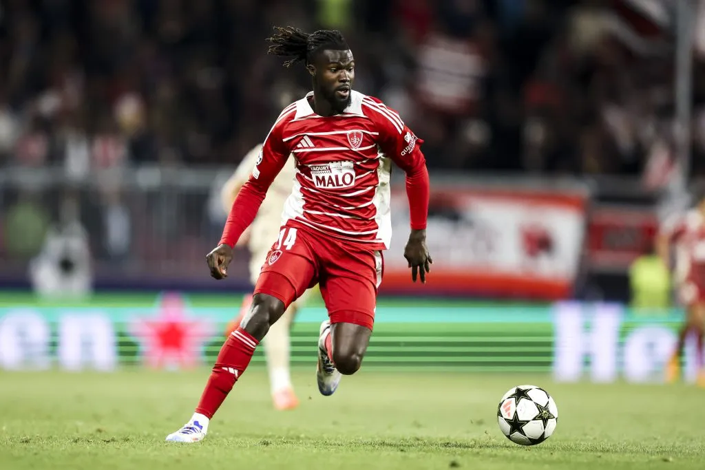 Mama Balde do Stade Brestois 29 corre com a bola durante a partida da fase MD2 da Liga dos Campeões da UEFA 2024/25 entre FC Salzburg e Stade Brestois 29 no Stadion Salzburg em 01 de outubro de 2024 em Salzburgo, Áustria. (Foto de Jasmin Walter/Getty Images)