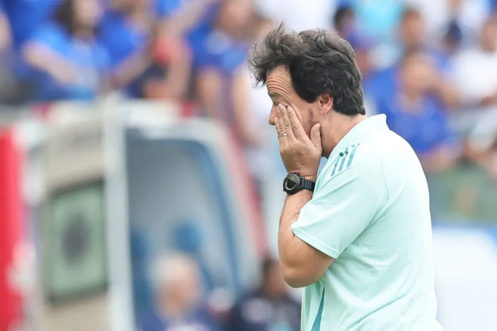 MG – BELO HORIZONTE – 25/01/2025 – MINEIRO 2025, CRUZEIRO X BETIM – Fernando Diniz tecnico do Cruzeiro durante partida contra o Betim no estadio Mineirao pelo campeonato Mineiro 2025. Foto: Gilson Lobo/AGIF