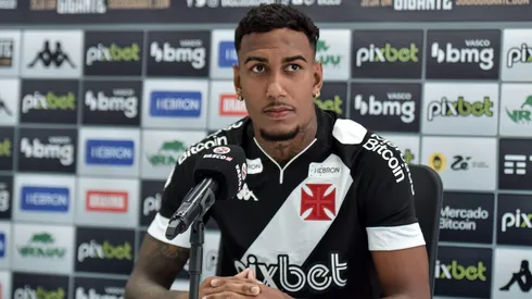 Rwan Cruz fala aos jornalista durante sua apresentacao oficial como jogador do Vasco em coletiva de imprensa realizada no CT Moacyr Barbosa.