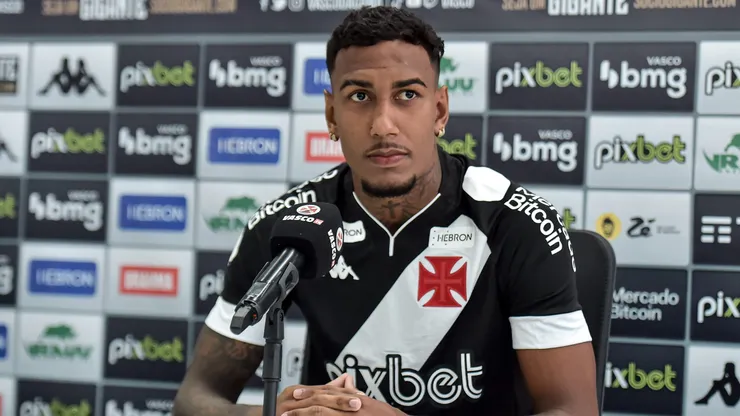 Rwan Cruz fala aos jornalista durante sua apresentacao oficial como jogador do Vasco em coletiva de imprensa realizada no CT Moacyr Barbosa.