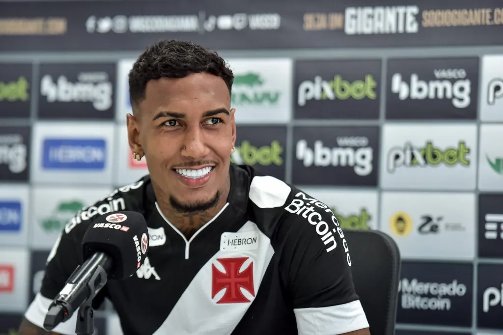 RJ – RIO DE JANEIRO – 05/04/2023 – VASCO, APRESENTACAO RWAN CRUZ – Rwan Cruz fala aos jornalista durante sua apresentacao oficial como jogador do Vasco em coletiva de imprensa realizada no CT Moacyr Barbosa. Foto: Thiago Ribeiro/AGIF