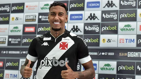 Rwan Cruz posa para fotos durante sua apresentacao oficial como jogador do Vasco em coletiva de imprensa realizada no CT Moacyr Barbosa.