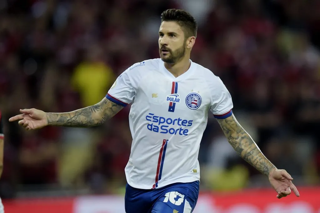 Everaldo jogador do Bahia comemora seu gol durante partida contra o Flamengo no estadio Maracana pelo campeonato Brasileiro A 2024. Foto: Alexandre Loureiro/AGIF