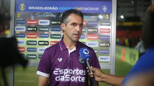 Léo Condé, treinador do Ceará, antes do jogo contra o Santos no Estádio Vila Belmiro pelo Campeonato Brasileiro Série B 2024
