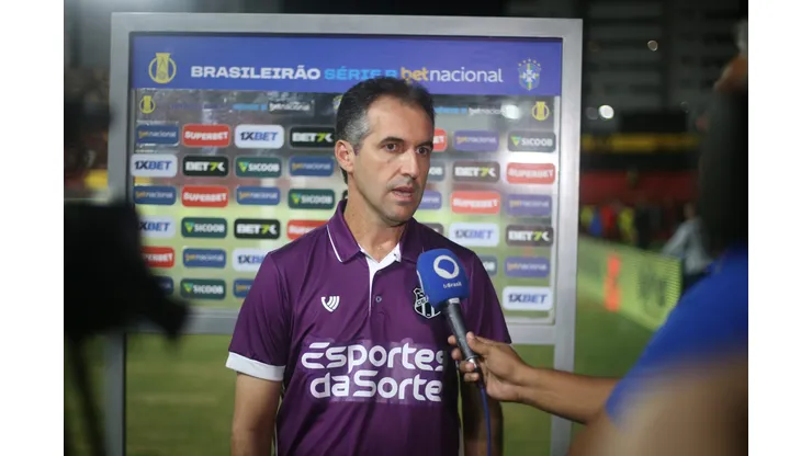 Léo Condé, treinador do Ceará, antes do jogo contra o Santos no Estádio Vila Belmiro pelo Campeonato Brasileiro Série B 2024
