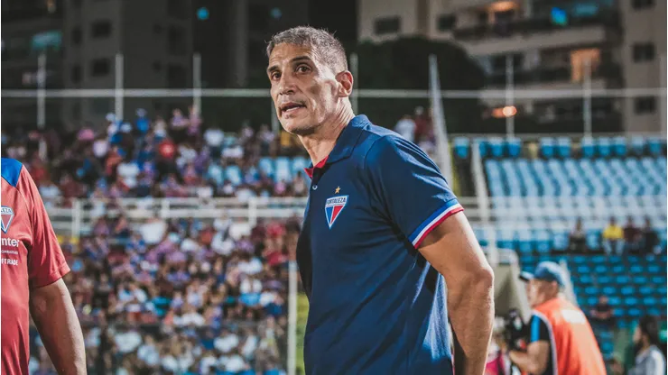 Vojvoda, treinador do Fortaleza, em partida contra o Cariri pelo Campeonato Cearense. Foto: Mateus Lotif/Fortaleza EC