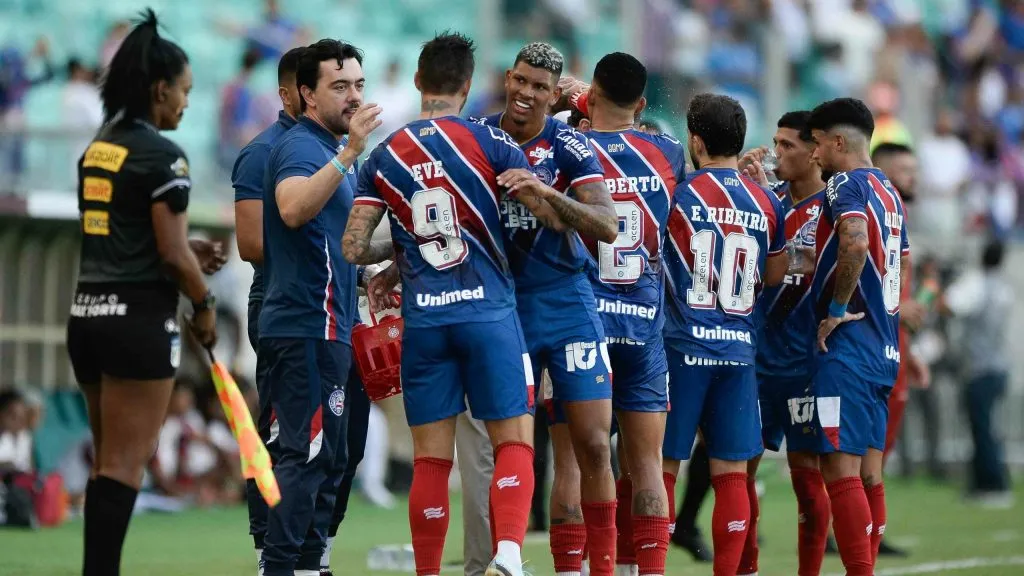 Everaldo, jogador do Bahia, comemora seu gol com jogadores do seu time durante partida contra o Porto Rico, na Arena Fonte Nova, pelo Campeonato Baiano 2025. Foto: Jhony Pinho/AGIF
