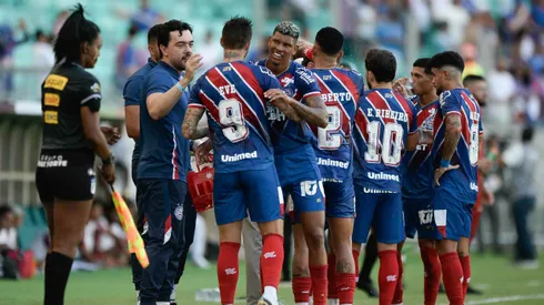 Everaldo, jogador do Bahia, comemora seu gol com jogadores do seu time durante partida contra o Porto Rico no estádio Arena Fonte Nova pelo campeonato Baiano 2025. Foto: Jhony Pinho/AGIF