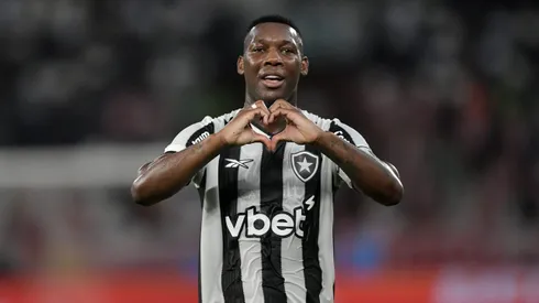 Patrick de Paula, jogador do Botafogo, comemora seu gol durante partida contra o Bangu, pelo Campeonato Carioca 2025. Foto: Thiago Ribeiro/AGIF