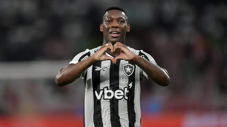 Patrick de Paula, jogador do Botafogo, comemora seu gol durante partida contra o Bangu, pelo Campeonato Carioca 2025. Foto: Thiago Ribeiro/AGIF