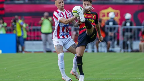 Lucas Lima, jogador do Sport, disputa a bola com Diego Matos, do Náutico, durante partida pelo Campeonato Pernambucano 2024, na Arena de Pernambuco. Foto: Rafael Vieira/AGIF