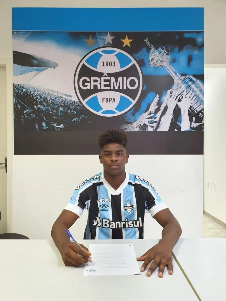 Wesley Costa assinando primeiro contrato profissional com o Grêmio – Foto: Reprodução/Grêmio