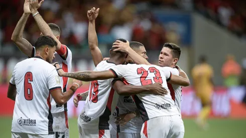Fabri, jogador do Vitória, comemora seu gol com jogadores do seu time durante partida contra o Colo-Colo no estádio Arena Fonte Nova pelo campeonato Baiano 2025. Foto: Jhony Pinho/AGIF