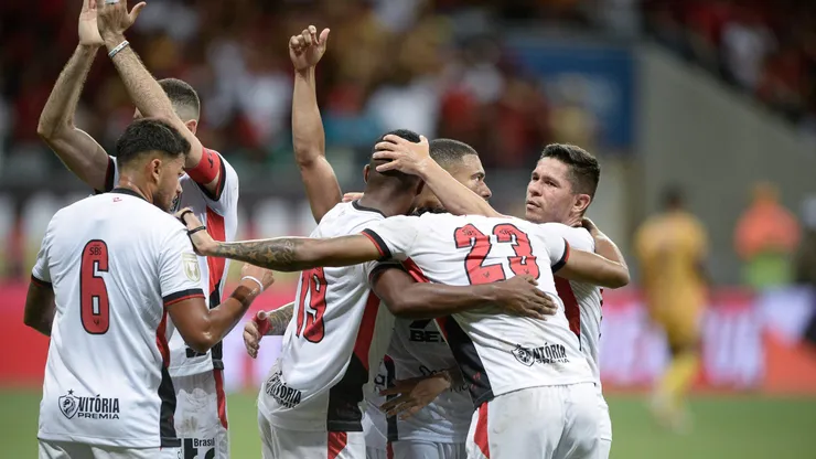 Fabri, jogador do Vitória, comemora seu gol com jogadores do seu time durante partida contra o Colo-Colo no estádio Arena Fonte Nova pelo campeonato Baiano 2025. Foto: Jhony Pinho/AGIF