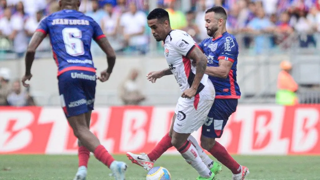 Caio Alexandre disputa bola com Alejandro, em partida na Arena Fonte Nova, pelo Campeonato Brasileiro A de 2024 – Foto: Jhony Pinho/AGIF