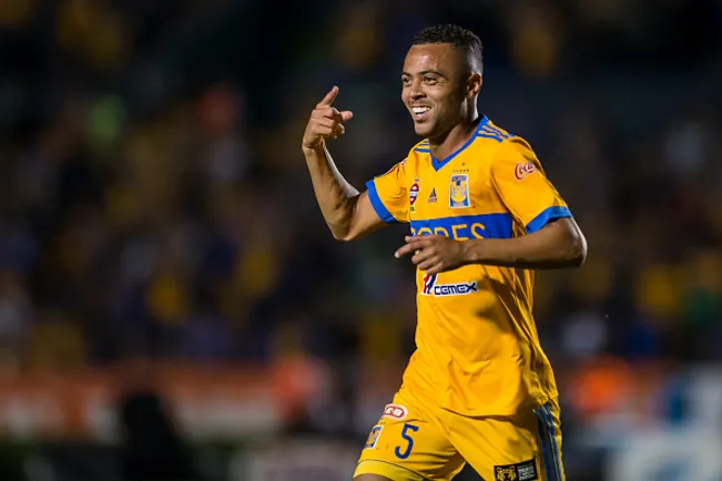 Rafael Carioca jogando pelo Tigres-MEX – (Photo by Azael Rodriguez/Getty Images)