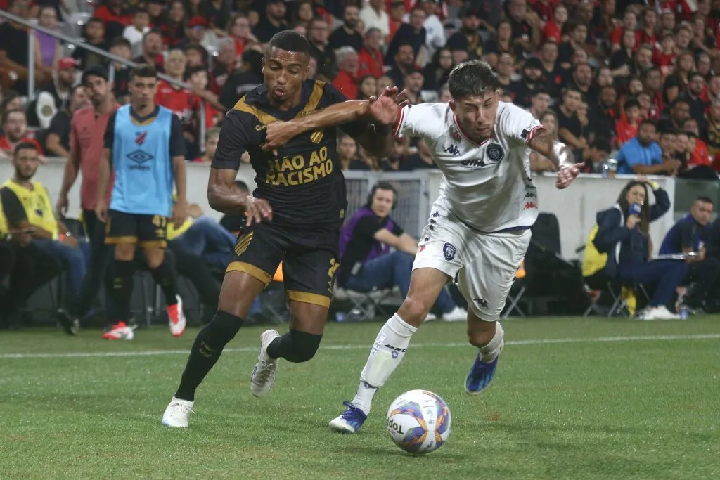 Leozinho jogador do Athletico-PR disputa lance com jogador do Cianorte durante partida na Arena da Baixada pelo campeonato Paranaense 2025. Foto: Gabriel Machado/AGIF