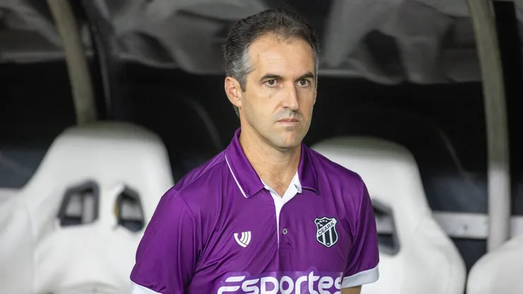 Léo Condé, técnico do Ceará, durante partida pelo campeonato Brasileiro B 2024. Foto: Baggio Rodrigues/AGIF
