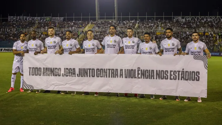 Jogadores do Ceara posam para foto antes na partida contra Iguatu no estadio Presidente Vargas pelo campeonato Cearense 2025. Foto: Lucas Emanuel/AGIF