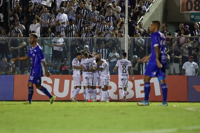 Fernandinho, jogador do Ceará, comemora seu gol durante partida contra o Iguatu no estadio Presidente Vargas pelo campeonato Cearense 2025. Foto: Lucas Emanuel/AGIF