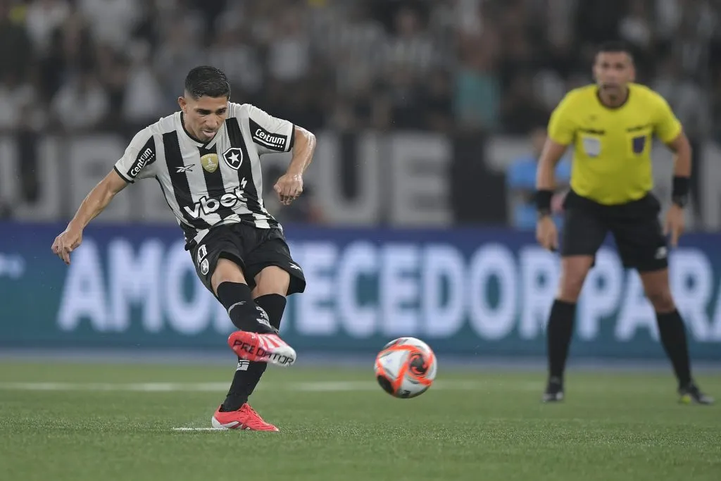 RJ – RIO DE JANEIRO – 29/01/2025 – CARIOCA 2025, BOTAFOGO X FLUMINENSE – Savarino jogador do Botafogo durante partida contra o Fluminense no estadio Engenhao pelo campeonato Carioca 2025. Foto: Thiago Ribeiro/AGIF