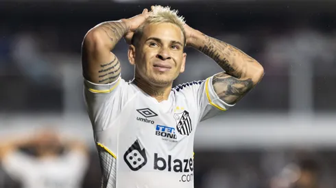 Soteldo jogador do Santos lamenta derrota ao final da partida contra o Bragantino no estadio Vila Belmiro pelo campeonato Brasileiro A 2023.