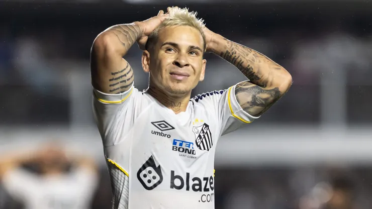 Soteldo jogador do Santos lamenta derrota ao final da partida contra o Bragantino no estadio Vila Belmiro pelo campeonato Brasileiro A 2023.
