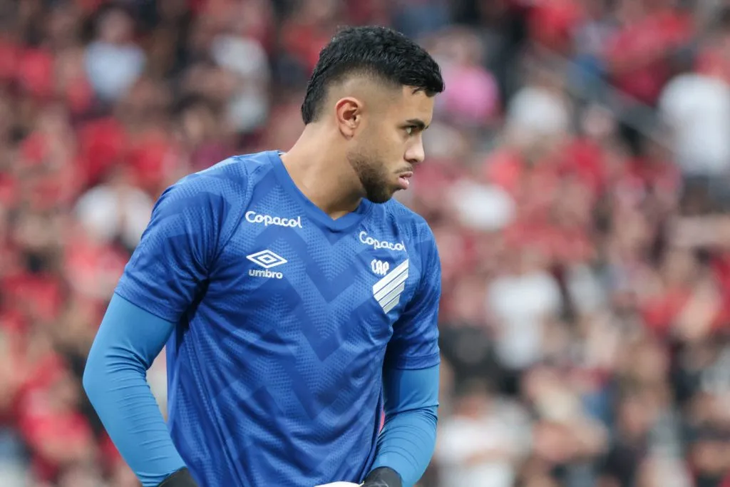 PR – CURITIBA – 11/01/2025 – PARANAENSE 2025, ATHLETICO-PR X PARANA CLUBE – Mycael goleiro do Athletico-PR durante partida contra o Parana Clube no estadio Arena da Baixada pelo campeonato Paranaense 2025. Foto: Robson Mafra/AGIF