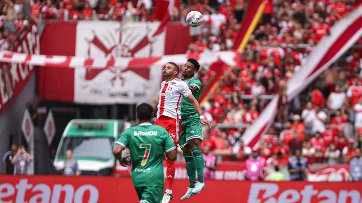 Wanderson, do Internacional, disputa uma jogada com Cipriano, do Juventude, durante a partida no estádio Beira-Rio pelo Campeonato Gaúcho 2025. Foto: Maxi Franzoi/AGIF.