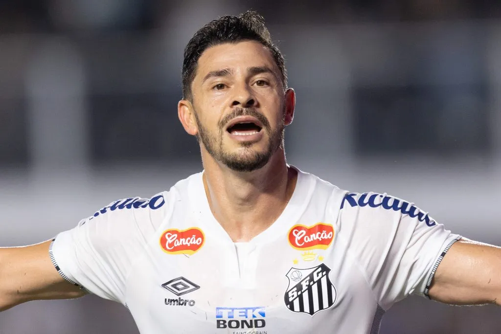 Giuliano comemorando gol durante partida contra o Operário na Série B de 2024. Foto: Beno Kuster Nunes/AGIF