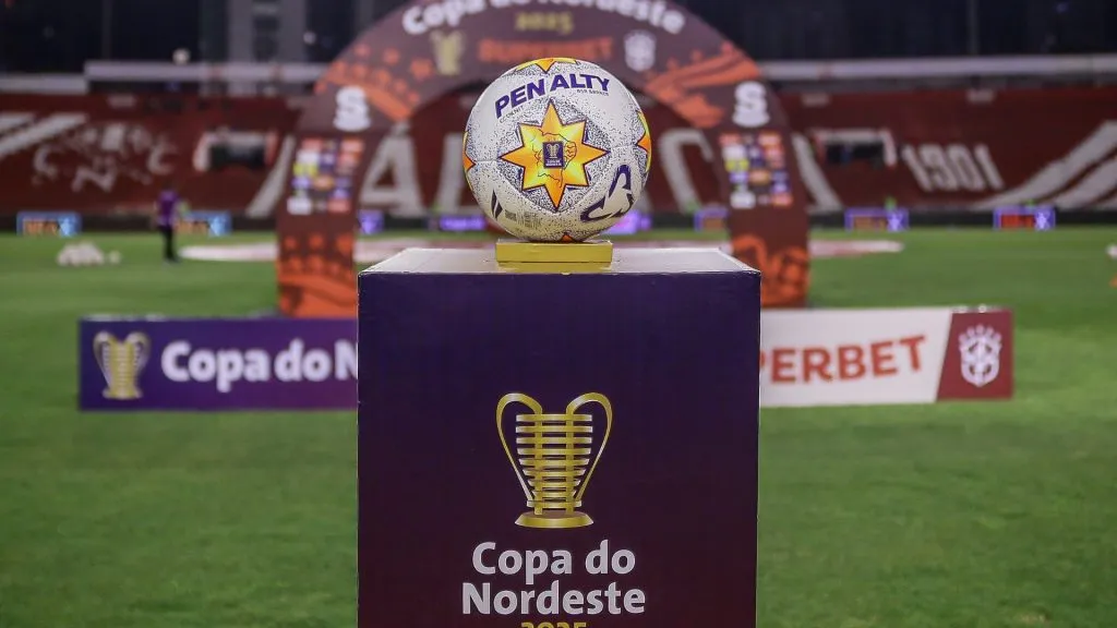 A bola do jogo antes da partida entre Náutico e Ceará no Estádio Aflitos, Copa do Nordeste 2025