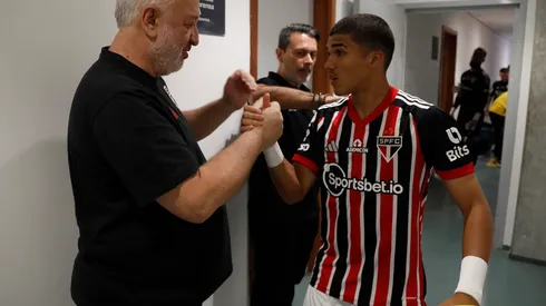 Foto: Rubens Chiri/Saopaulofc.net - Carlos Belmonte e William Gomes após a partida contra o Bahia no Brasileirão 2024.