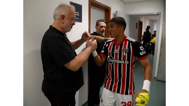 Foto: Rubens Chiri/Saopaulofc.net - Carlos Belmonte e William Gomes após a partida contra o Bahia no Brasileirão 2024.