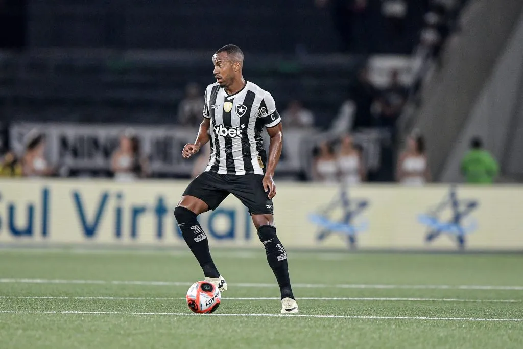 Marlon Freitas durante partida contra o Fluminense no Campeonato Carioca de 2025. Foto: Thiago Ribeiro/AGIF