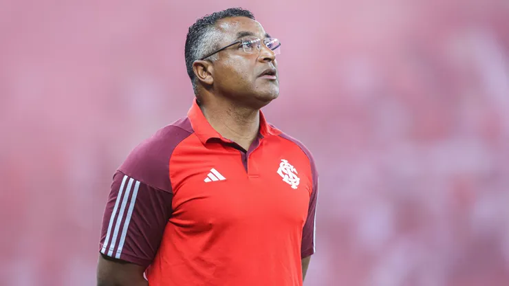 Roger Machado, treinador do Internacional, durante o confronto contra o Criciúma no Beira-Rio, pelo Campeonato Brasileiro A 2024. Foto: Maxi Franzoi/AGIF.