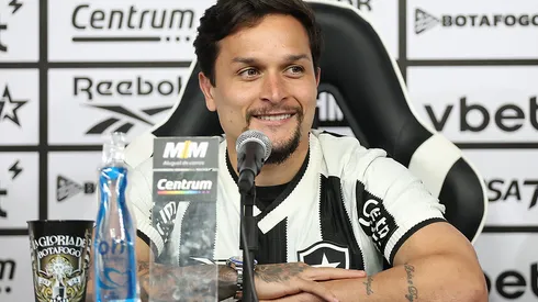 Artur sendo apresentado no Botafogo – Vítor Silva/Botafogo