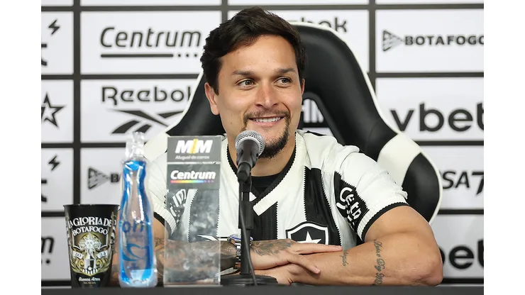 Artur sendo apresentado no Botafogo - Vítor Silva/Botafogo