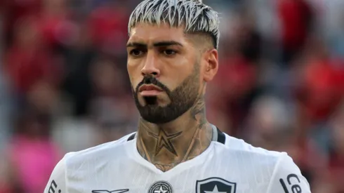 Alexander Barboza durante confronto contra o Athletico-PR no Campeonato Brasileiro de 2024.