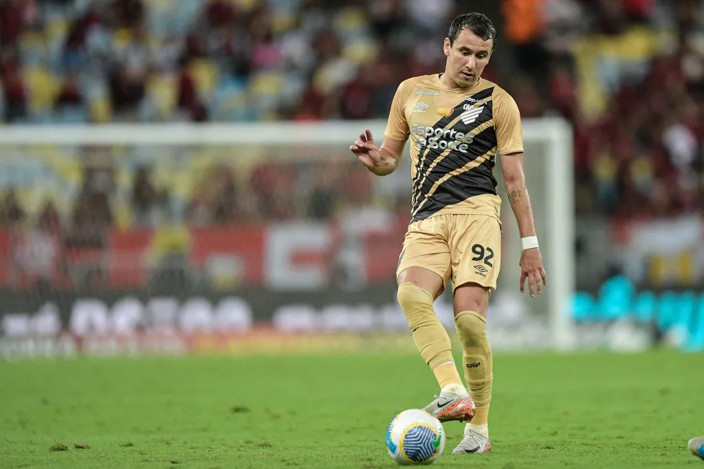 Pablo jogando no Athletico-PR durante partida contra o Flamengo pelo campeonato Brasileiro A 2024. Foto: Thiago Ribeiro/AGIF