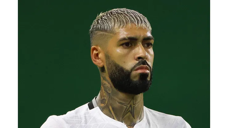 Alexander Barboza durante confronto contra o Palmeiras no Brasileirão 2024.