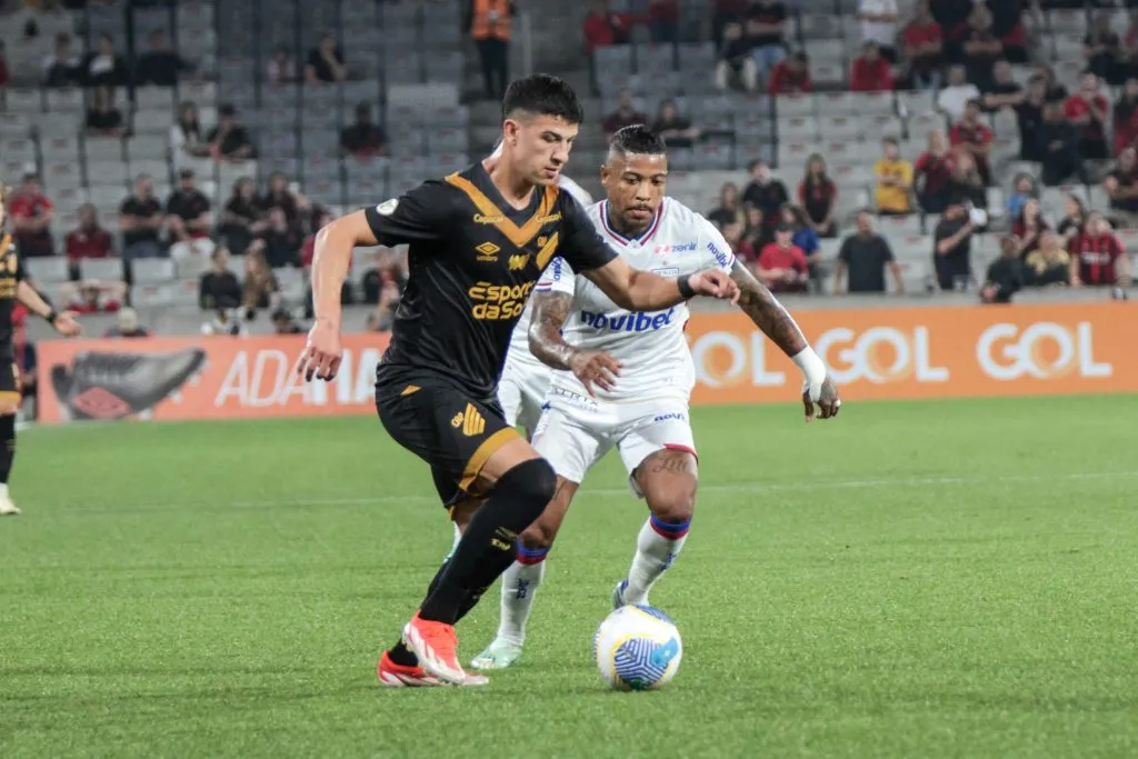Lucas Esquivel jogador do Athletico-PR disputa lance com Marinho jogador do Fortaleza durante partida na Arena da Baixada pelo campeonato Brasileiro A 2024. Foto: Robson Mafra/AGIF