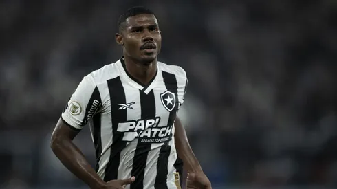 Cuiabano jogador do Botafogo durante partida contra o Fluminense no estádio Engenhão pelo campeonato Brasileiro A 2024. Foto: Jorge Rodrigues/AGIF